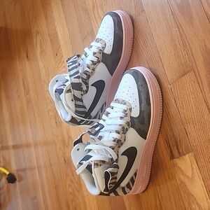 Size 6.5 women's Nike shoes.